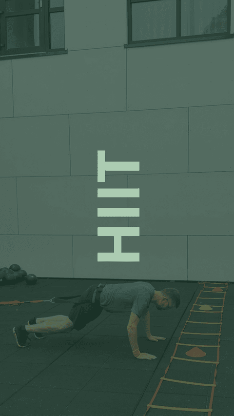 HIIT: iemand doet een plank naast een loopladder op het buitenterras