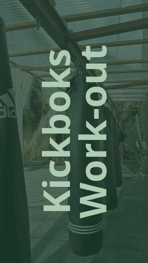 Kickboks work-out: bokszakken hangen onder de overkapping in de sporttuin