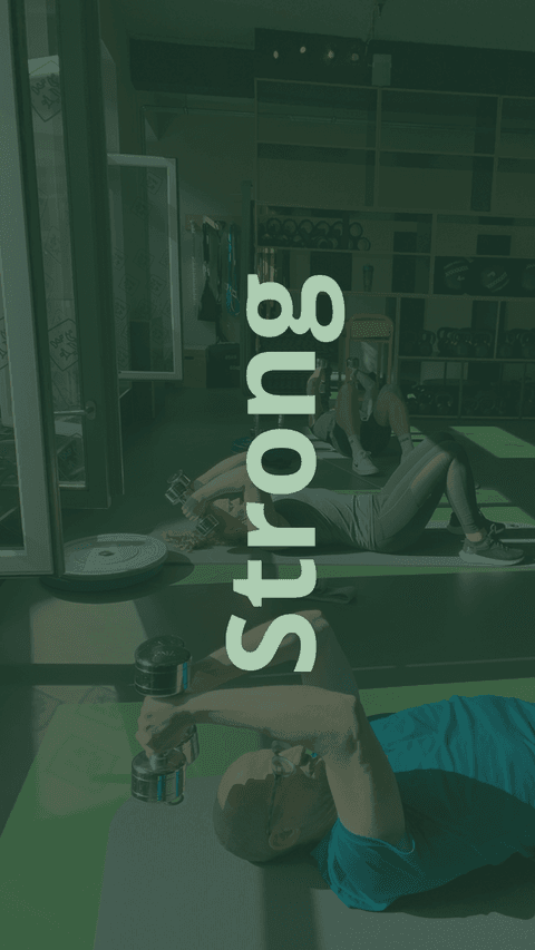 Strong: deelnemers trainen liggend met halters op de mat