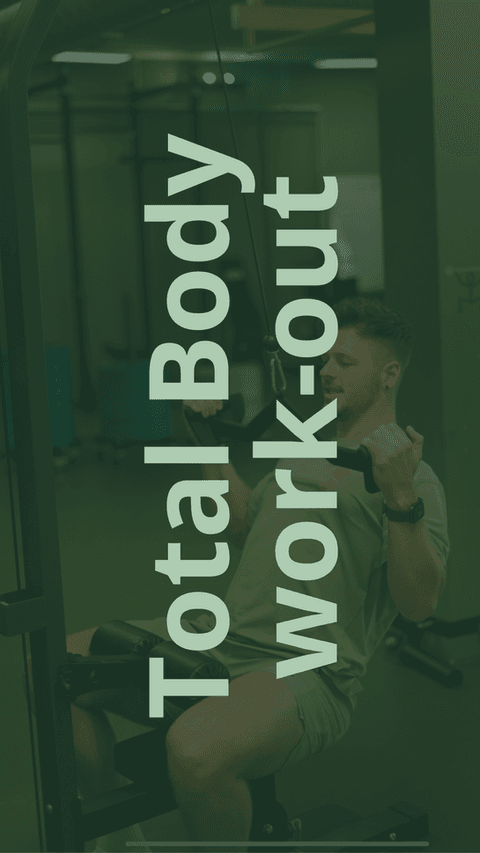 Total Body work-out: iemand traint aan het krachtstation
