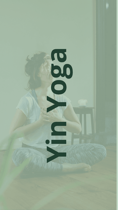 Yin Yoga: iemand zit in kleermakerszit met de handen op het hart