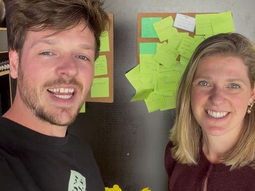 Twee R.UIT coaches voor een prikbord vol groene briefjes met ideeën