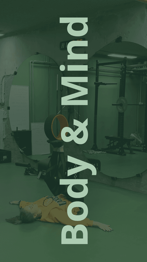 Body & Mind: iemand ligt ontspannen op de vloer van de zaal